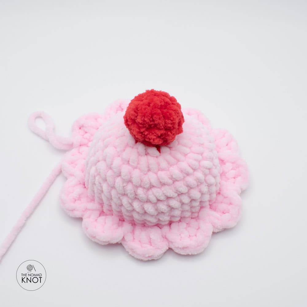 Step-by-step tutorial for no-sew crochet cupcake using plush yarn