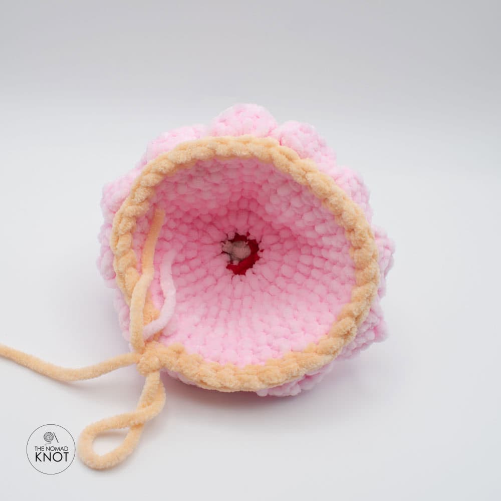 Step-by-step tutorial for no-sew crochet cupcake using plush yarn