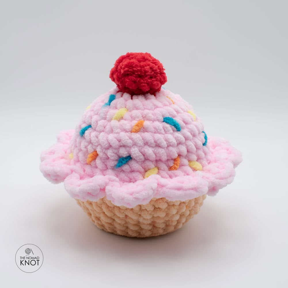 How to crochet a cupcake with plush yarn – easy step-by-step guide