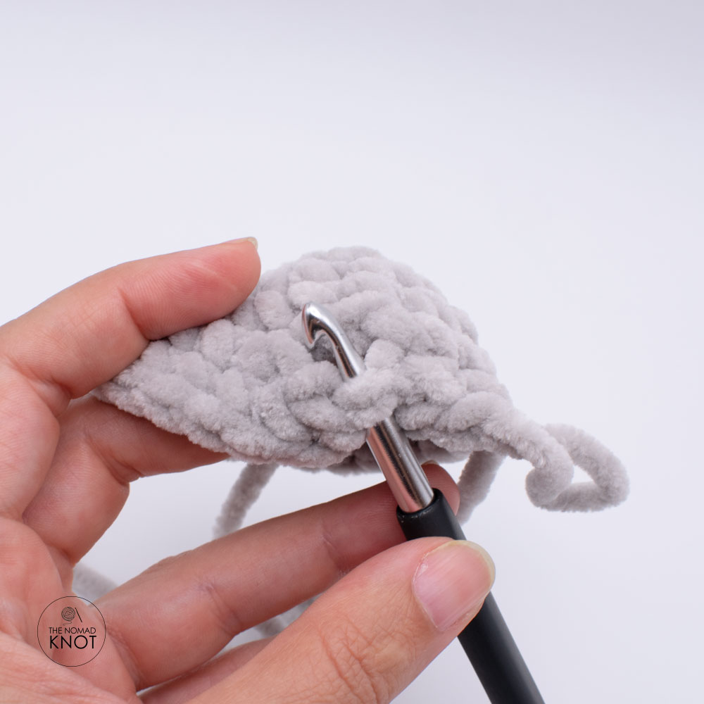 photo tutorial showing how to crochet a no-sew cat gray tabby free pattern