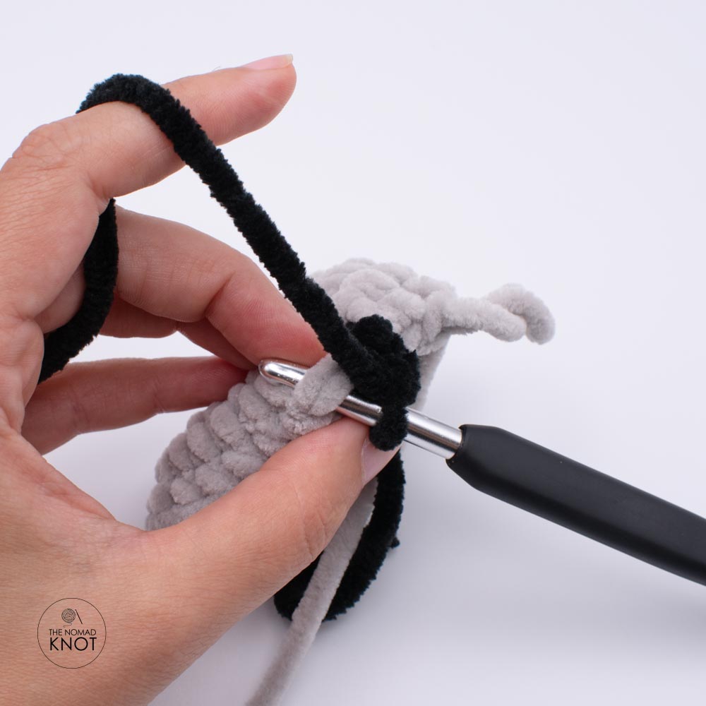 photo tutorial showing how to crochet a no-sew cat gray tabby free pattern