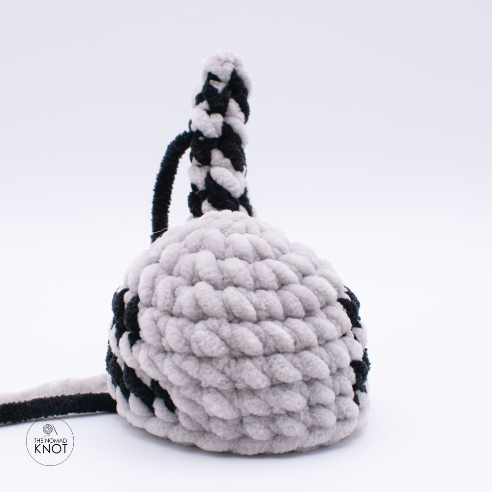 photo tutorial showing how to crochet a no-sew cat gray tabby free pattern