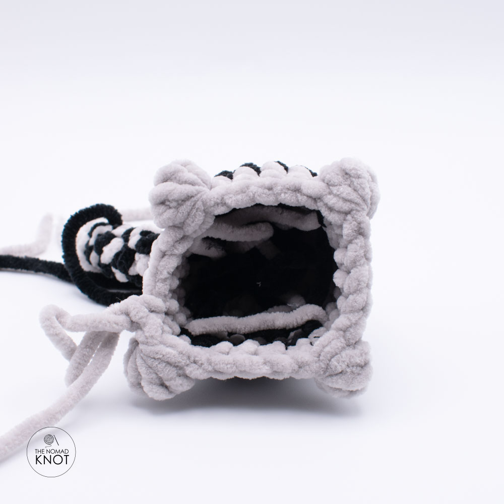 photo tutorial showing how to crochet a no-sew cat gray tabby free pattern