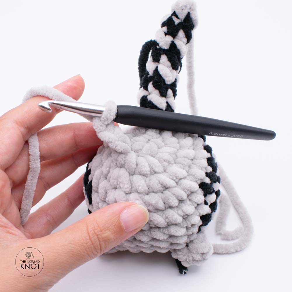 photo tutorial showing how to crochet a no-sew cat gray tabby free pattern