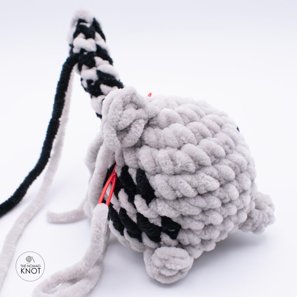 photo tutorial showing how to crochet a no-sew cat gray tabby free pattern