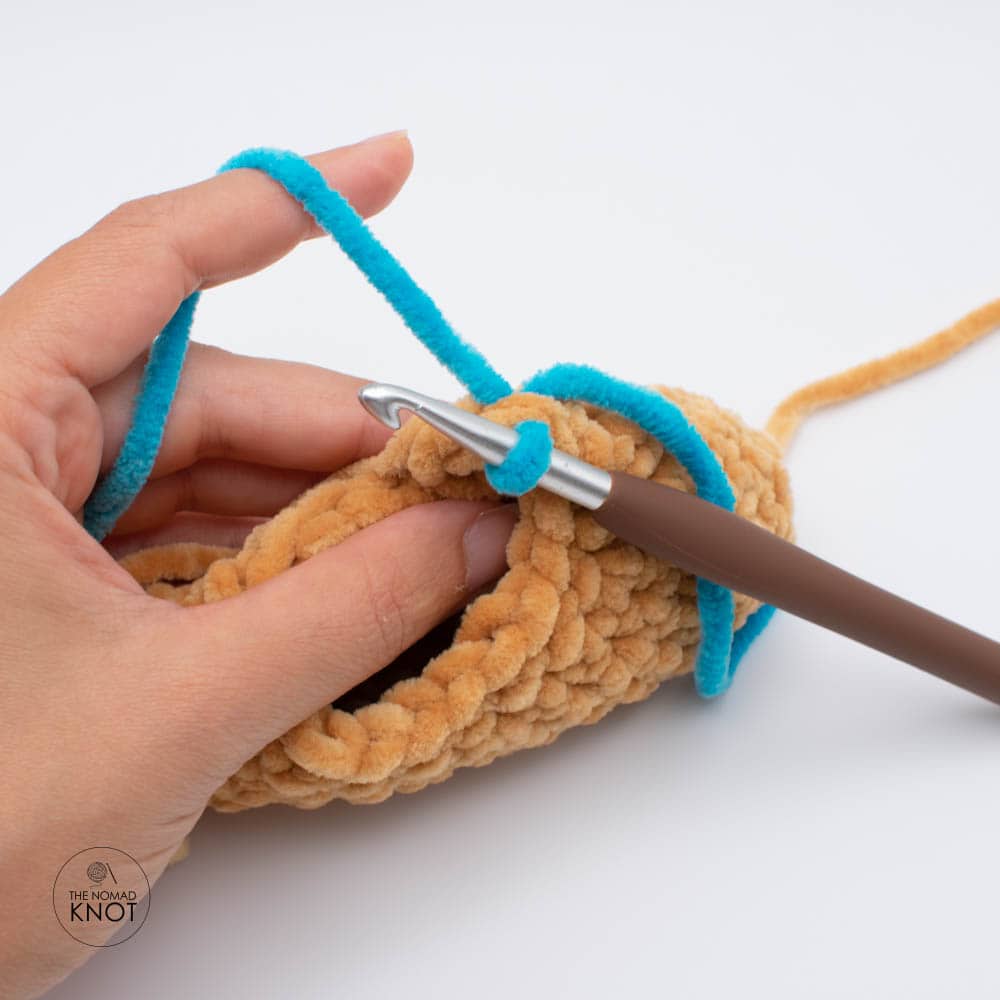 how to crochet a donut with a no-sew free pattern photo tutorial
